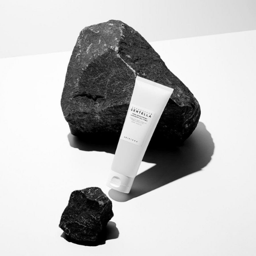 Size comparison of the cleansing gel foam in a user's hand